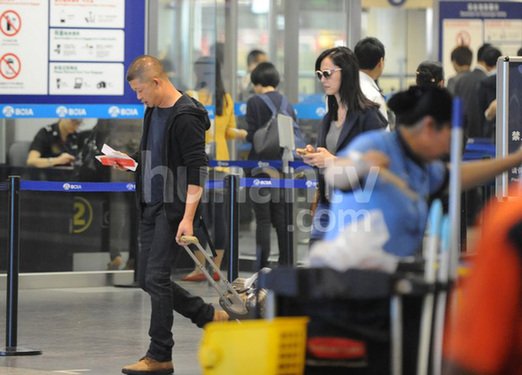 姚晨曹郁婚期临近甜蜜现身 疑同出游预支蜜月