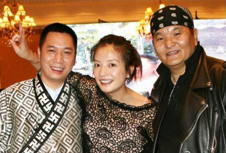 赵薇黄有龙亲密逛街被拍低头私语默契十足组图