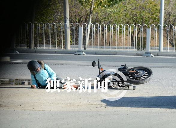 爱戴与神秘男骑机车狂飙出车祸 倒地不起电话求救