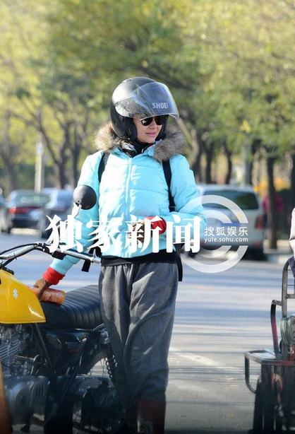 爱戴与神秘男骑机车狂飙出车祸 倒地不起电话求救