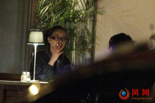 女星吸烟照 蒋勤勤抽烟 殷桃抽烟 赵薇抽烟 烟枪