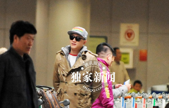 好声音学员关喆机场现身 豪车豪宅彰显身份