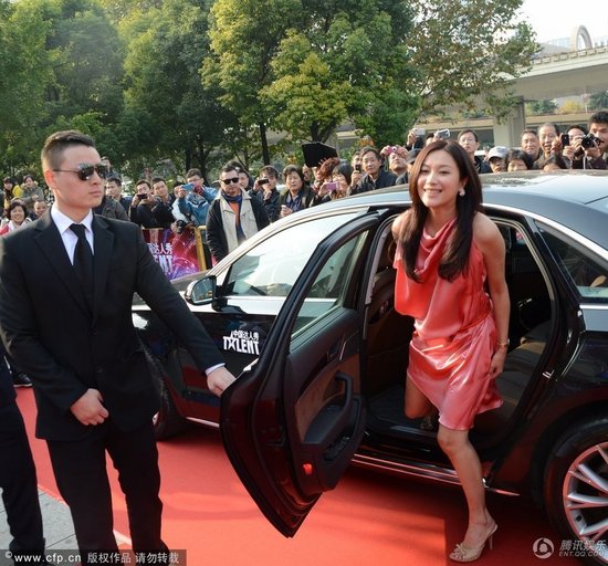 徐静蕾走秀下车大秀美腿 保镖护驾粉色短裙险走光