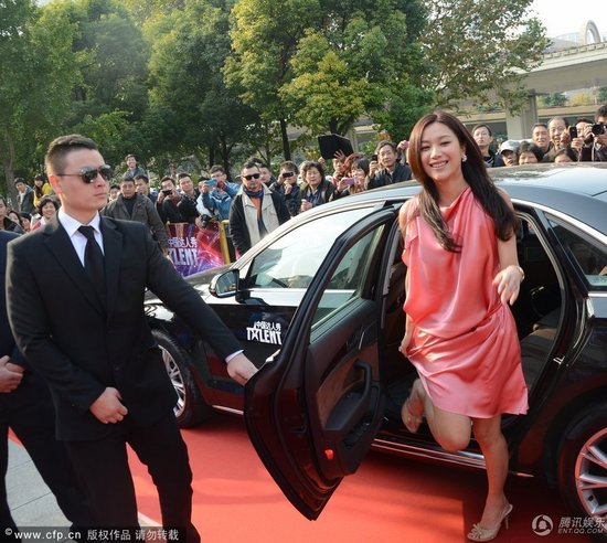 徐静蕾走秀下车大秀美腿 保镖护驾粉色短裙险走光