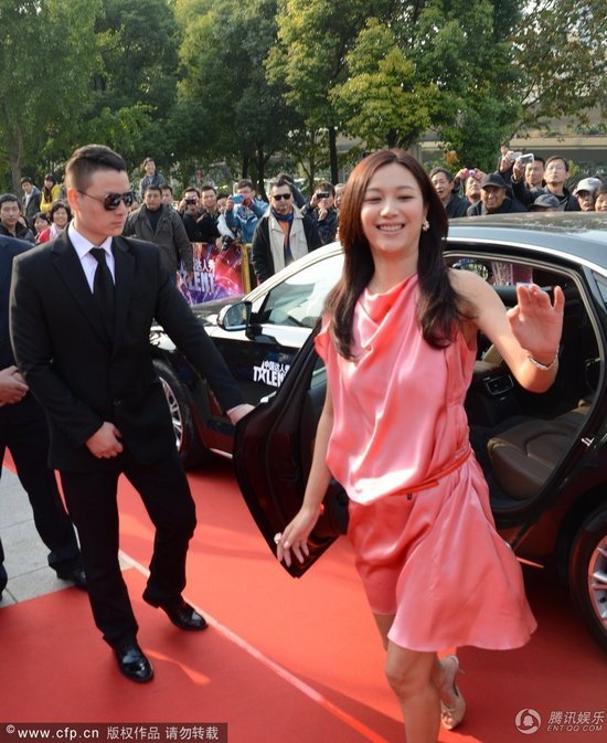 徐静蕾走秀下车大秀美腿 保镖护驾粉色短裙险走光