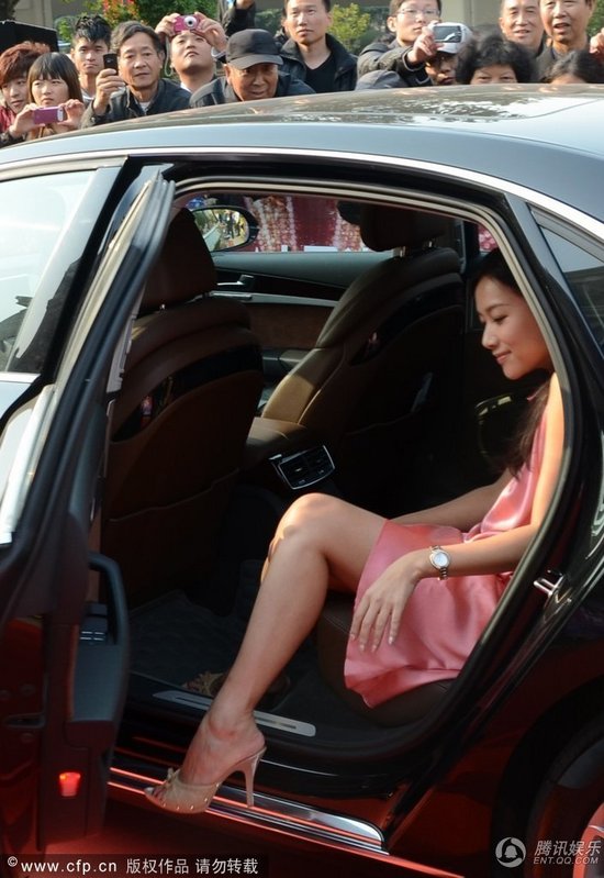 徐静蕾走秀下车大秀美腿 保镖护驾粉色短裙险走光