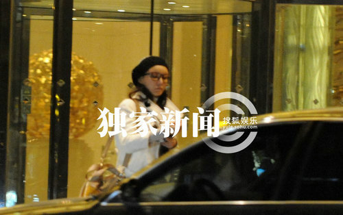 波神彭丹现身夜店狂欢 与神秘男士驾车同归家