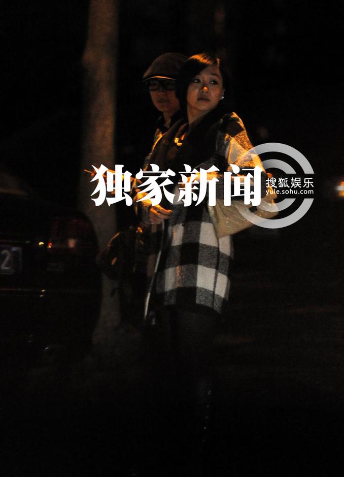 刘亦菲与闺蜜“夜谈” 驾豪车同回别墅