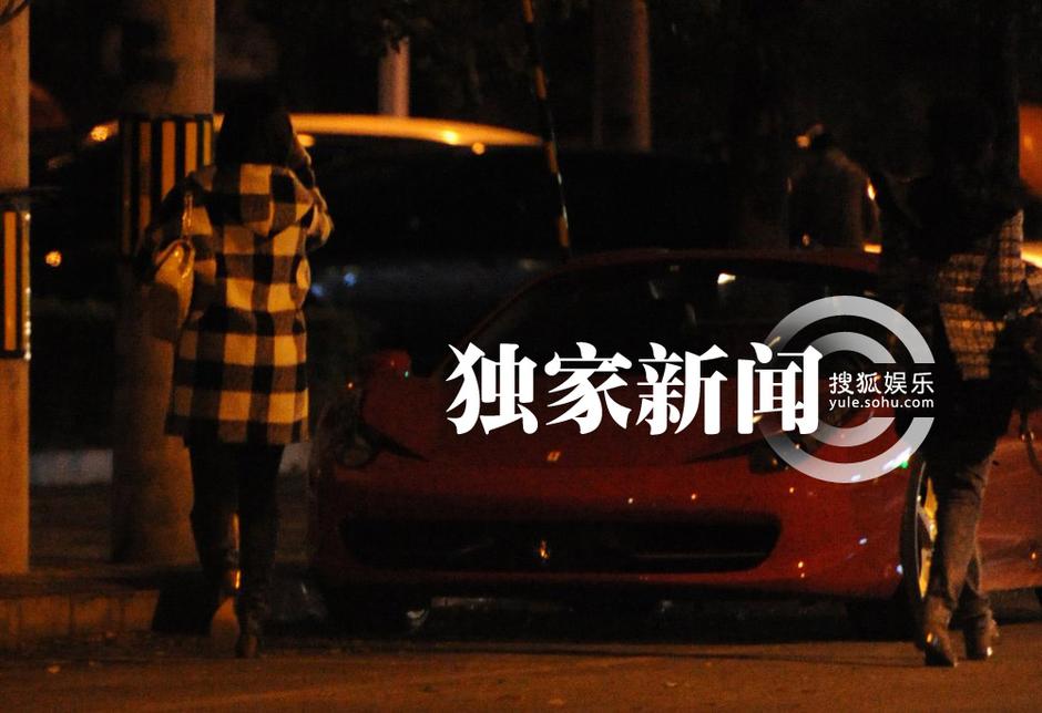 刘亦菲与闺蜜“夜谈” 驾豪车同回别墅