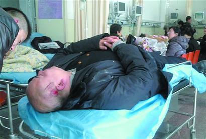 青岛工人摔进电梯井直坠负二层 本能抓钢缆保一命