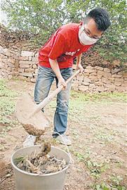 青岛80后情侣裸婚辞职进山隐居 生吃菜自建屋