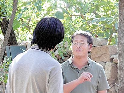 青岛80后情侣裸婚辞职进山隐居 生吃菜自建屋