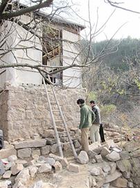 青岛80后情侣裸婚辞职进山隐居 生吃菜自建屋