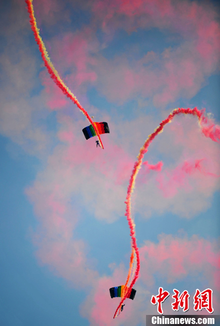 中国空军精彩表演惊艳航展