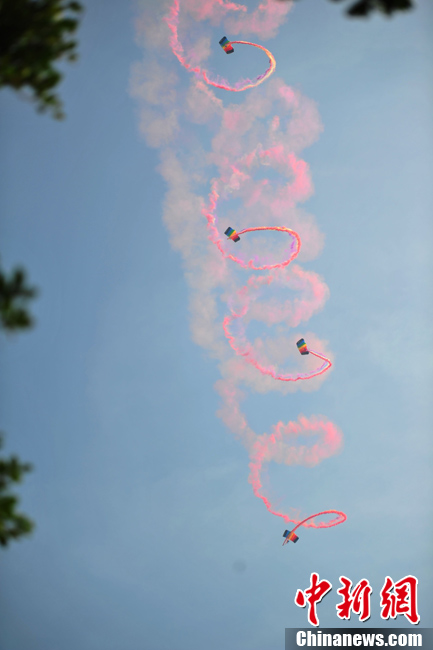 中国空军精彩表演惊艳航展