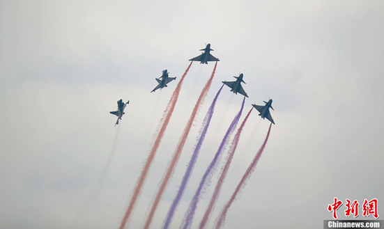 中国空军精彩表演惊艳航展