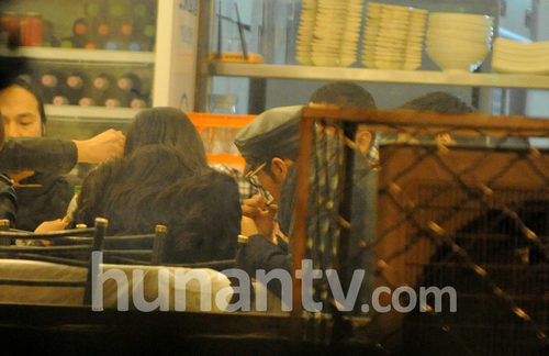 黄晓明吃得津津有味