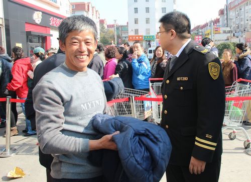 2万斤爱心梨2小时卖光 水晶梨折射市民水晶心