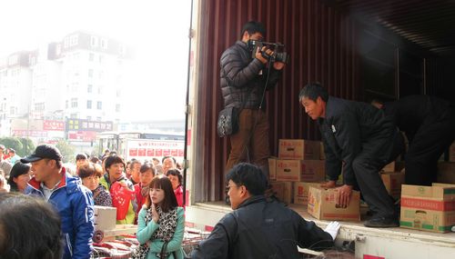 2万斤爱心梨2小时卖光 水晶梨折射市民水晶心 2万斤爱心梨2小时卖光 水晶梨折射市民水晶心