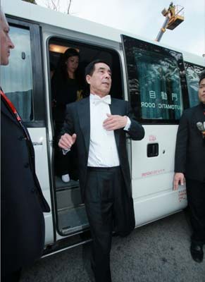 郭晶晶祖屋被拆祖坟荒芜 曾低调返乡祭祖立碑(组图)