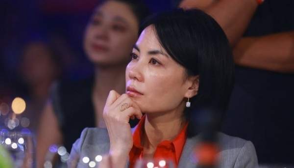 图揭女星整容失败肿脸真相