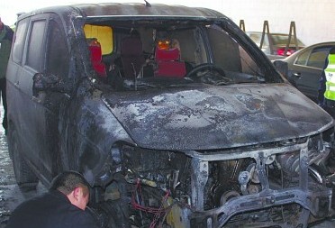 青岛市民新购面包车半年就自燃 车头面目全非