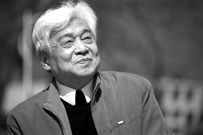 中国传媒大学播音主持艺术学院前任院长、76岁的中国播音界泰斗张颂，因食道癌晚期医治无效，于昨日在北京去世。新京报 宋佳音 摄