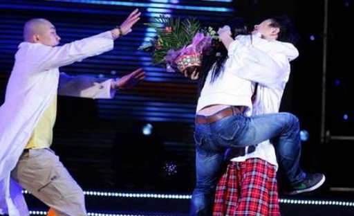 粉丝雷举盘点：赵薇被村民开拖拉机狂追 张柏芝遭袭胸