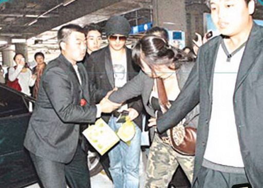 粉丝雷举盘点：赵薇被村民开拖拉机狂追 张柏芝遭袭胸