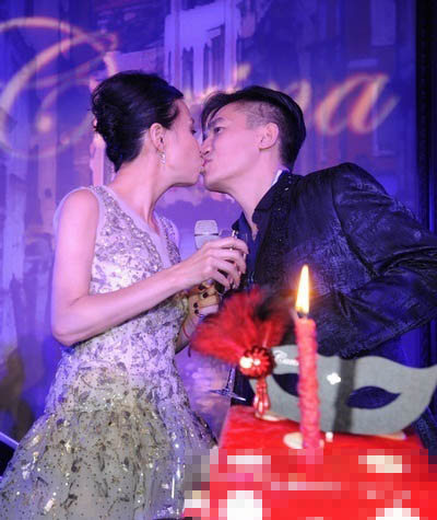 明星拍激凸照庆生 真变态