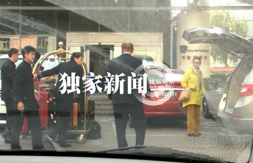 李小璐出院母亲监工
