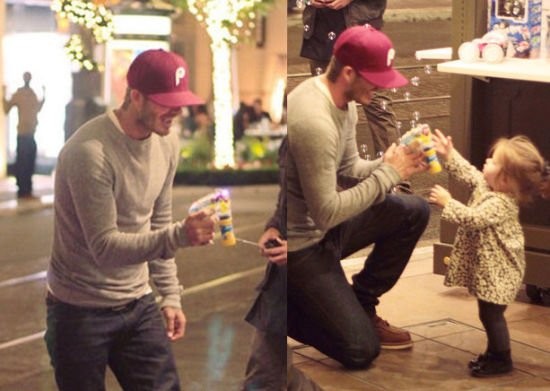 小贝手拿泡泡机逗爱女