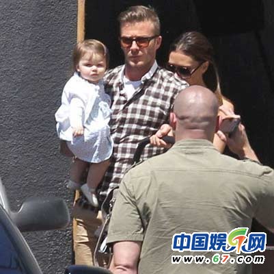 小贝带女儿为辣妹庆生 小七超萌圆滚滚(组图)