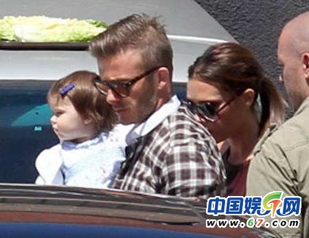 小贝带女儿为辣妹庆生 小七超萌圆滚滚(组图)