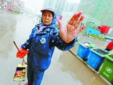 环卫女工阻止小女孩在路边排泄 遭其家人暴打