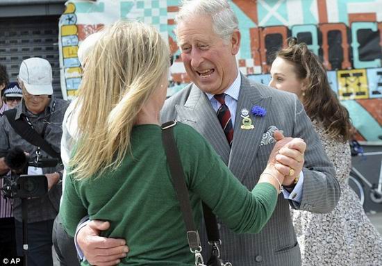 64岁查尔斯王子搂抱57岁女子跳舞