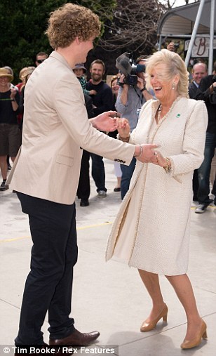 64岁查尔斯王子搂抱57岁女子跳舞