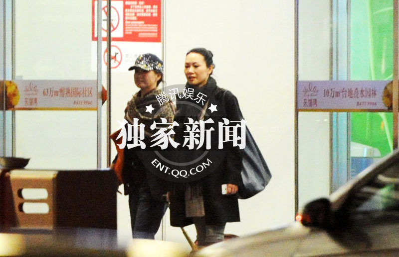 宋祖英携助理潮装回京