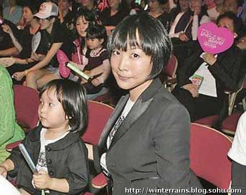 46岁任贤齐漂亮老婆陈则妤背景曝光一对儿女可爱逗趣
