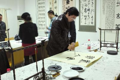 书画家现场挥毫。