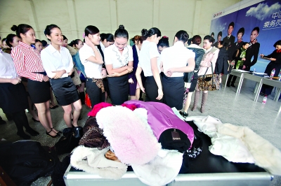 昨日，东航招聘面试环节需要穿衬衣短裙参加，应聘的美女们显得美丽又“冻”人