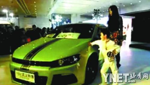 车展比基尼女童泳装系家长自带 称想抽死自己