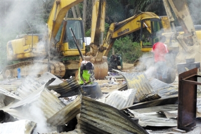 中国人在加纳1天挖1公斤金子 频遭抢劫报警无用