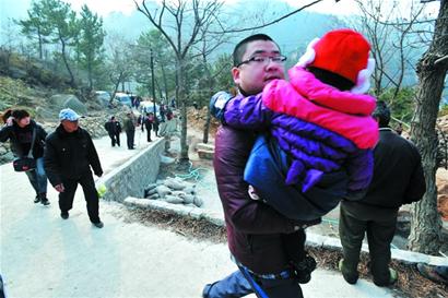 北九水景区道路施工 30辆车被堵半山腰