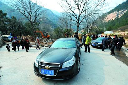 北九水景区道路施工 30辆车被堵半山腰