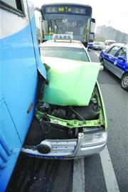 电车翘辫子引追尾 出租车被挤成夹心馅饼