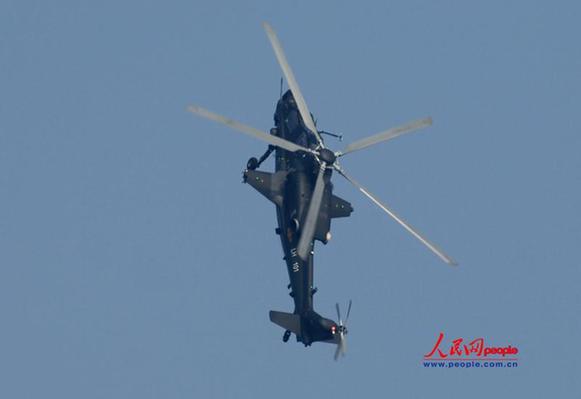 武直-10表演大仰角飞行特技 人民网 闫嘉琪 摄