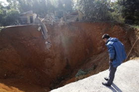 11月18日，岳麓区雨敞坪镇泉宏村（下图为位置示意图），塌陷的地面形成一个大坑，一栋两层楼房被吞进去。图/记者华剑