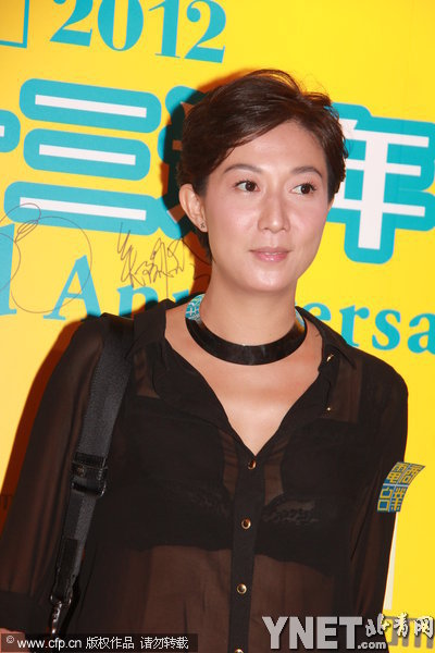 吴绮莉近日亮相，黑色透视装内衣隐现