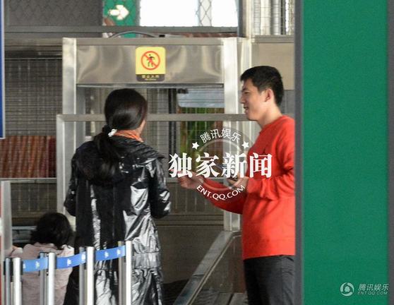 陶虹携女与男子热聊